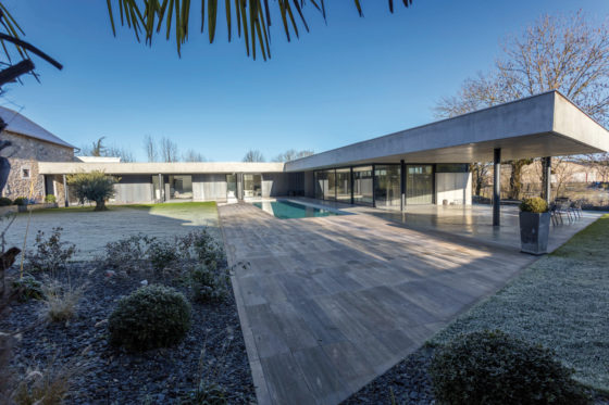 Maison en extension d’une grange, pierre, métal, béton.