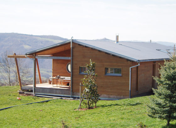 Une maison en bois au soleil